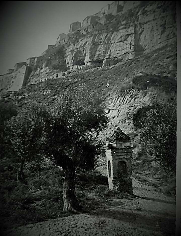 Edicola Votiva nei pressi della Chiesa della Beata Vergine del Carmelo - Scala Coeli.
Foto tratta dalla mostra istallata a Scala Coeli nell'estate 2019 in occasione della Notte Bianca Scalese